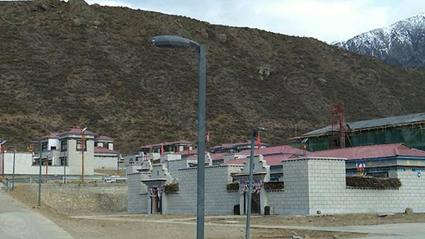 树脂瓦跑到了西藏加查县易地搬迁集中安置项目上啦！
