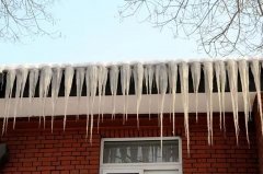 如何预防屋顶年夜雪滑落砸伤人？